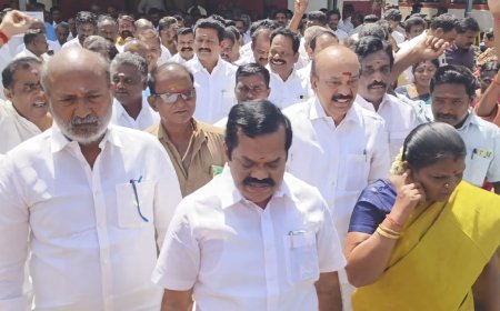 திருச்சியில் அதிமுகவினர் பிளக்ஸ் அகற்றம்: ஸ்ரீரங்கம் காவல் நிலையத்தை முற்றுகையிட்ட முன்னாள் அமைச்சர்கள்; திருச்சியில் பரபரப்பு