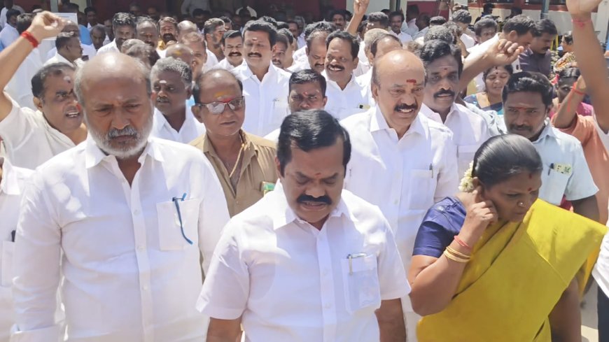 திருச்சியில் அதிமுகவினர் பிளக்ஸ் அகற்றம்: ஸ்ரீரங்கம் காவல் நிலையத்தை முற்றுகையிட்ட முன்னாள் அமைச்சர்கள்; திருச்சியில் பரபரப்பு