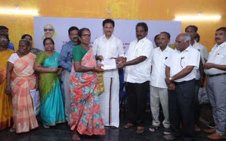 இலவச வீட்டு மனை பட்டா வழங்கிய அமைச்சர் அன்பில் மகேஷ்