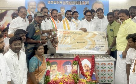 புல்வாமா தாக்குதலில் வீர மரணமடைந்த வீரர்களுக்கு தலா ஒரு லட்சம் வழங்கிய திருச்சி காங்கிரஸார்