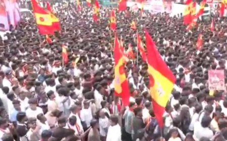 லட்சக்கணக்கானோர் மத்தியில் ஊர்ந்து செல்லும் விஜய்; நேரம் கடந்தும் மரக்கடையை சென்றடையாத பிரச்சார வாகனம்; தாமதமாக பேசுவாரா?