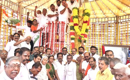 தந்தை பெரியார் சிலைக்கு மாலை அணிவித்து மரியாதை செலுத்திய காங்கிரசார்