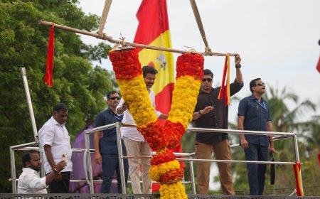 திருவாரூரில் விஜய்க்கு பிரம்மாண்ட மாலை அணிவித்து வரவேற்பு