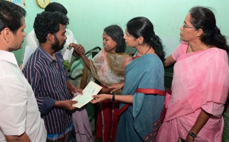 கரூர் உயிரிழந்தவர்களின் குடும்பங்களை நேரில் சந்தித்து ஆறுதல்;  ரூ.10 லட்சம் காசோலையை வழங்கிய கனிமொழி எம்.பி