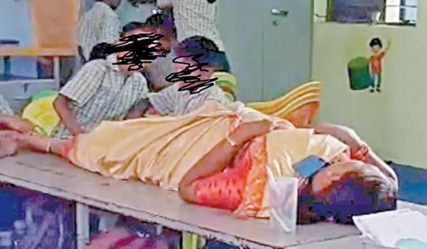 தலைமை ஆசிரியருக்கு மசாஜ் செய்த மாணவர்கள்; தலைமை ஆசிரியை பணியிட மாற்றம்