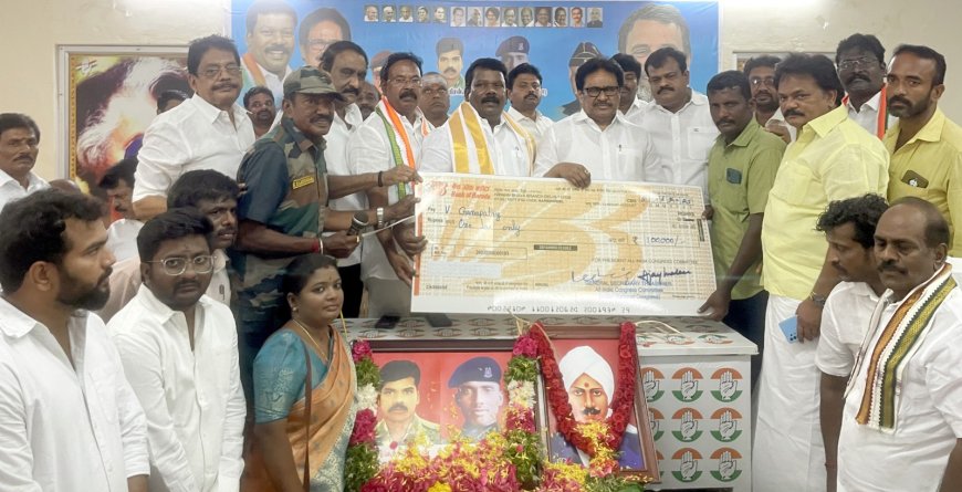 புல்வாமா தாக்குதலில் வீர மரணமடைந்த வீரர்களுக்கு தலா ஒரு லட்சம் வழங்கிய திருச்சி காங்கிரஸார்