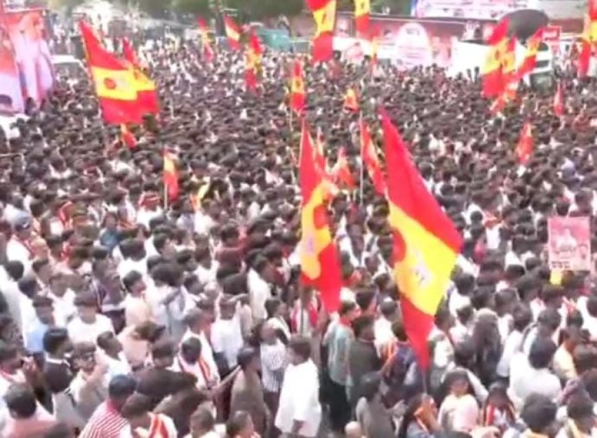 லட்சக்கணக்கானோர் மத்தியில் ஊர்ந்து செல்லும் விஜய்; நேரம் கடந்தும் மரக்கடையை சென்றடையாத பிரச்சார வாகனம்; தாமதமாக பேசுவாரா?