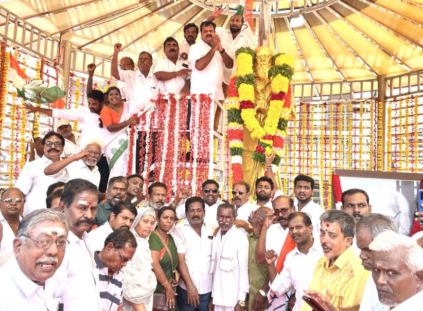 தந்தை பெரியார் சிலைக்கு மாலை அணிவித்து மரியாதை செலுத்திய காங்கிரசார்