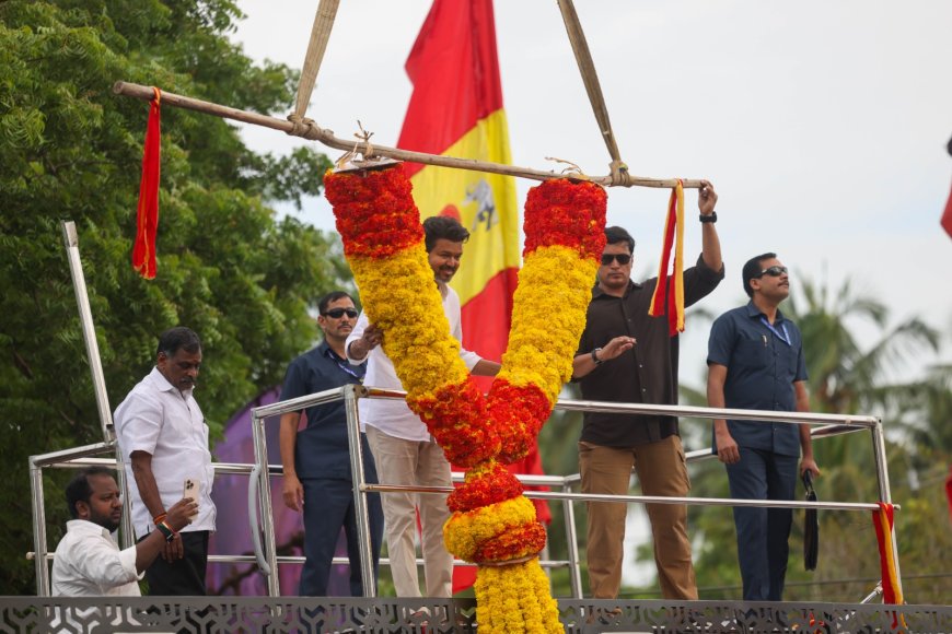 திருவாரூரில் விஜய்க்கு பிரம்மாண்ட மாலை அணிவித்து வரவேற்பு