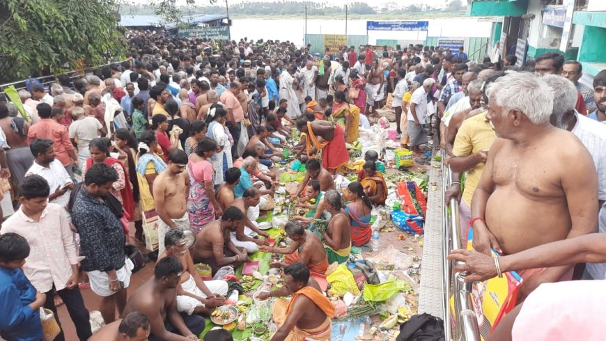 மகாளய அமாவாசை:நீர்நிலைகளில் அலைமோதிய பொதுமக்கள்; ஸ்ரீரங்கம் அம்மாமண்டபத்தில் பல்லாயிரக்கணக்கானோர் தர்ப்பணம்