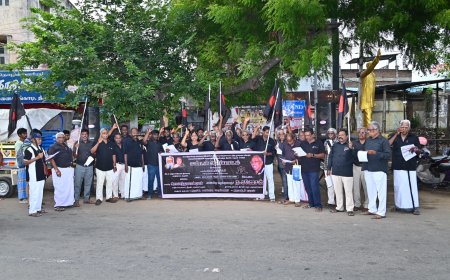 உச்சநீதிமன்ற தலைமை நீதிபதி பி.ஆர்.கவாய் மீது செருப்பு வீச்சு; சநாதனவாதிகளை கண்டித்து திகவினர் ஆர்ப்பாட்டம்