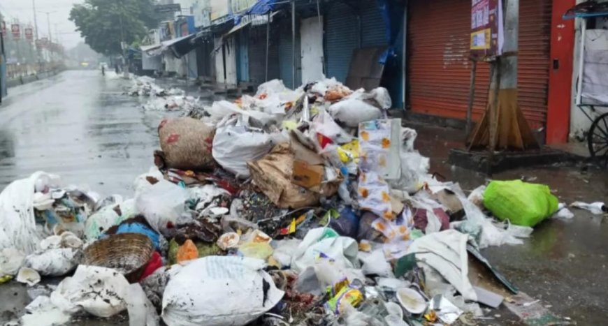 திருச்சி மாநகராட்சியில் கொட்டும் மழையிலும் குப்பைகளை சேகரிக்கும் தூய்மை பணியாளர்கள்