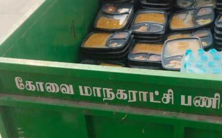 குப்பை வண்டியில் உணவு விநியோகம் : அதிர்ச்சியில் ஊழியர்கள்