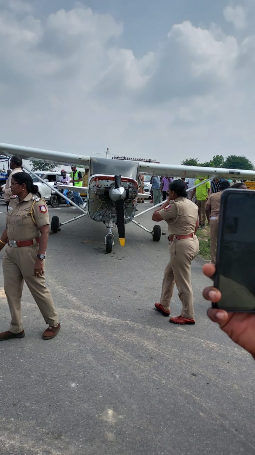 கீரனூர் அருகே சாலையில் தரை இறங்கிய விமானம்; செல்பி எடுக்க குவிந்த மக்களால் பரபரப்பு; அதிர்ஷ்டவசமாக அசம்பாவிதம் தவிர்ப்பு