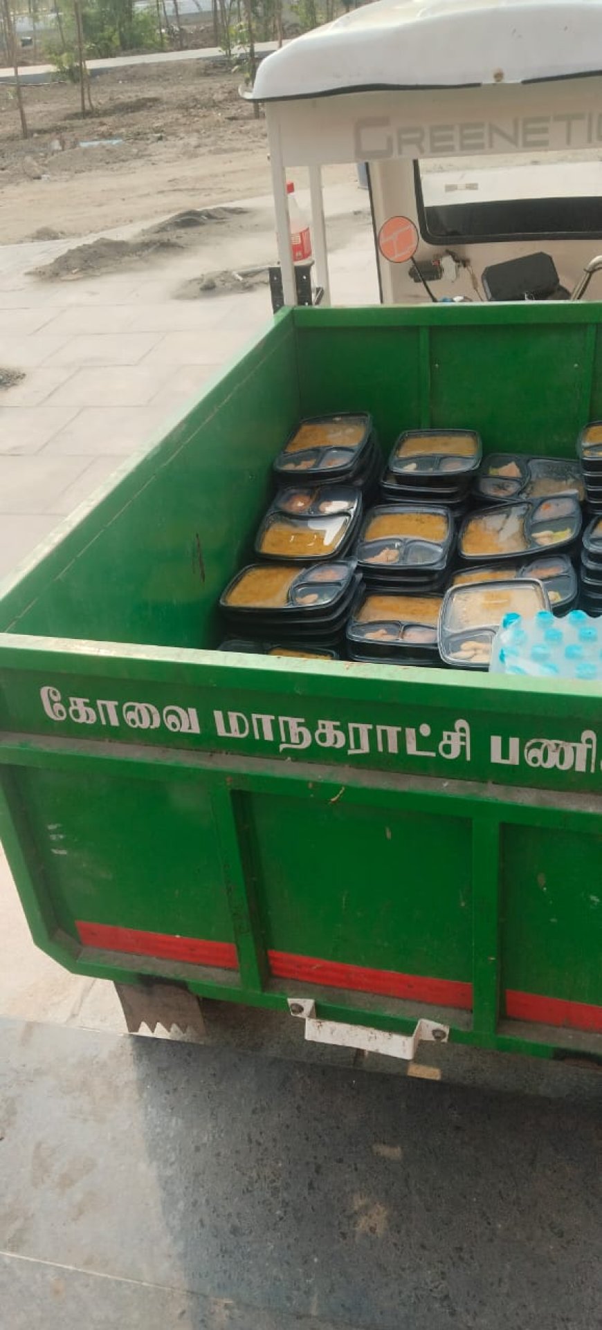 குப்பை வண்டியில் உணவு விநியோகம் : அதிர்ச்சியில் ஊழியர்கள்