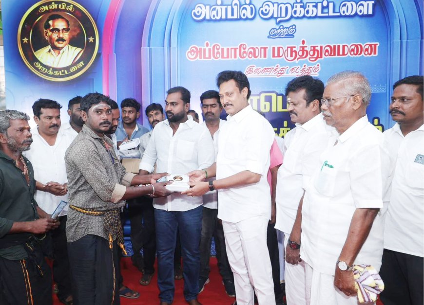 அம்பிகாபுரத்தில் அன்பில் அறக்கட்டளை சார்பில் இலவச மருத்துவ முகாம்; பொதுமக்களுக்கு முதலுதவி பெட்டகம் வழங்கிய அமைச்சர் அன்பில் மகேஷ்