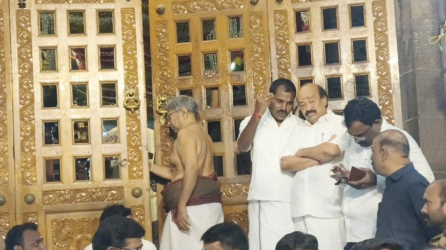 ஸ்ரீரங்கம் ரெங்கநாதர் கோயிலில் கடும் கெடுபிடி; முன்னாள் அரசு கொறடா ஆர்.மனோகரன் தவிப்பு