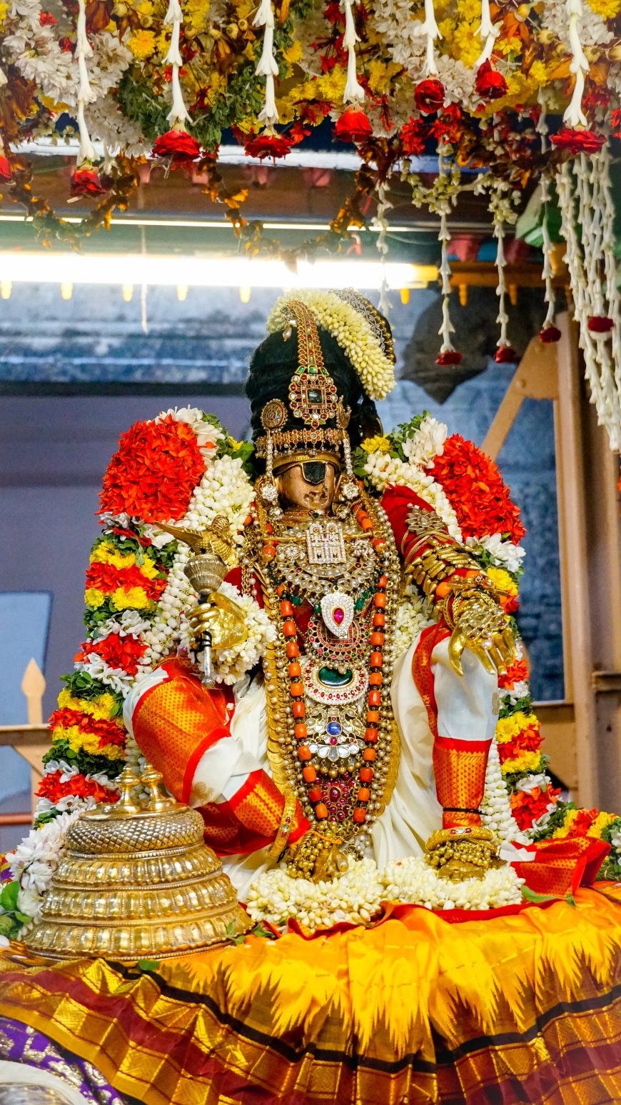 ஸ்ரீரங்கம் அரங்கநாதர் கோயிலில் நம்பெருமாள்  மோகினி அலங்காரத்தில் எழுந்தருளி சேவை