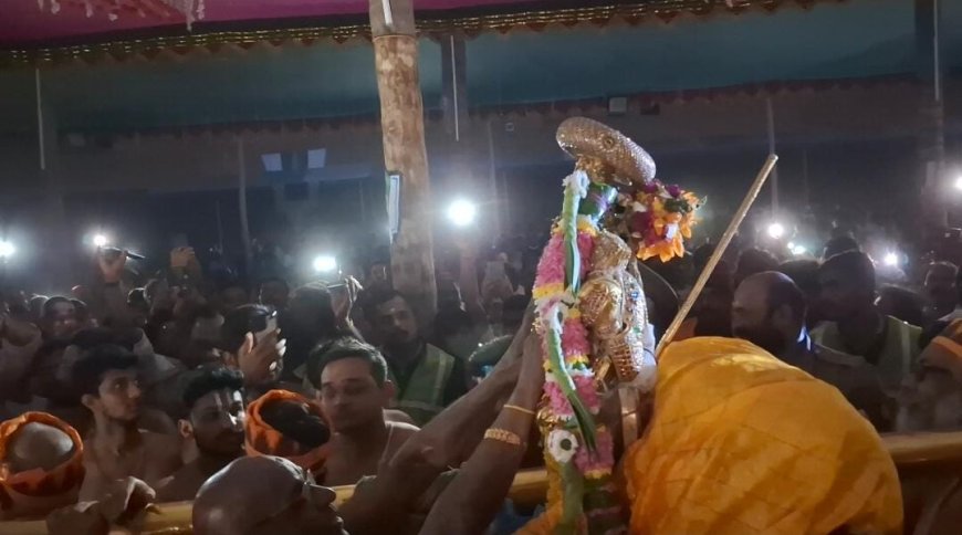 சொர்க்கவாசல் நிகழ்வின்போது திடீர் மின் தடை; இருளில் நின்ற நம்பெருமாள்:போலீஸாருக்கிடையே தள்ளுமுள்ளு; பக்தர்கள் அதிருப்தி; ஆட்சிக்கு அபசகுணமா?