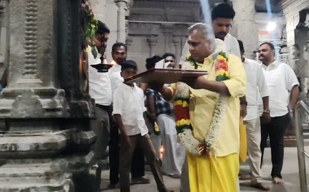 பிள்ளையார்பட்டியில் தவெக பொதுச்செயலாளர் புஸ்ஸி ஆனந்த்:ஜனநாயகன் போஸ்டர் வைத்து வழிபாடு!
