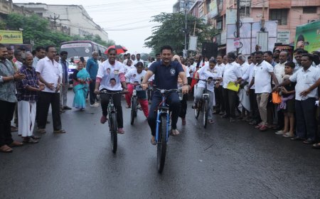 திராவிட பொங்கல்: சைக்கிள் ஓட்டி அசத்திய அமைச்சர் அன்பில் மகேஷ்