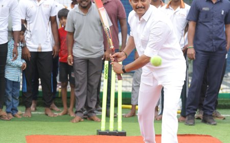 பொங்கல் விழாவில்  கிரிக்கெட் போட்டி : பரிசுகள் வழங்கிய அமைச்சர் அன்பில் மகேஷ்