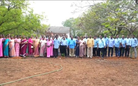 35 ஆண்டுகளுக்குப் பின் மலரும் நினைவுகளை பகிர்ந்து கொண்ட முன்னாள் மாணவர்களின் நெகிழ்ச்சி