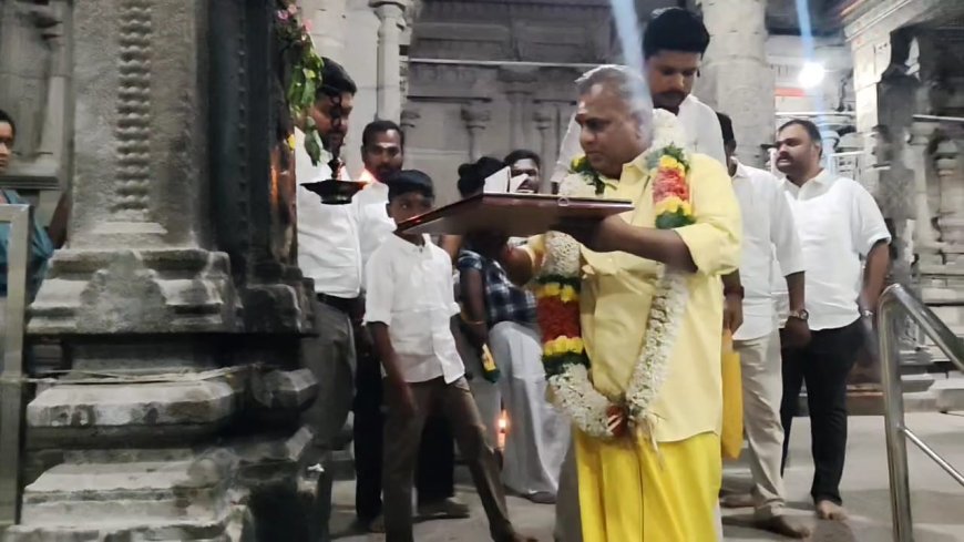 பிள்ளையார்பட்டியில் தவெக பொதுச்செயலாளர் புஸ்ஸி ஆனந்த்:ஜனநாயகன் போஸ்டர் வைத்து வழிபாடு!