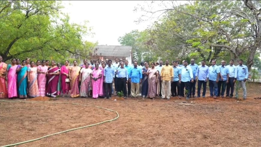 35 ஆண்டுகளுக்குப் பின் மலரும் நினைவுகளை பகிர்ந்து கொண்ட முன்னாள் மாணவர்களின் நெகிழ்ச்சி
