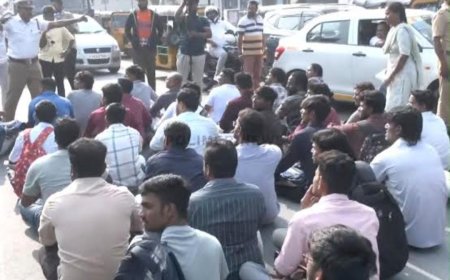 தேர்வுத்தாள் வராததால் இன்று நடைபெற இருந்த குரூப் 2, 2A முதன்மைத் தேர்வுகள் ஒத்திவைப்பு:  தேர்வர்கள் சாலை மறியல்