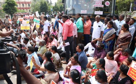 9 அம்ச கோரிக்கைகளை வலியுறுத்தி வருவாய்த்துறை சங்கங்களின் கூட்டமைப்பினர் சாலை மறியல் - 200 பேர் கைது