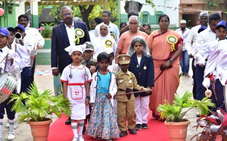 திருச்சி மேலப்புதூர் புனித அன்னாள் பள்ளி ஆண்டு விழா: மாணவர்களுக்கு பரிசு வழங்கிய விருந்தினர்கள் 