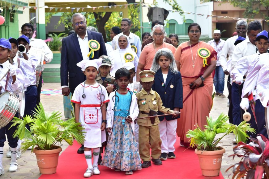 திருச்சி மேலப்புதூர் புனித அன்னாள் பள்ளி ஆண்டு விழா: மாணவர்களுக்கு பரிசு வழங்கிய விருந்தினர்கள் 
