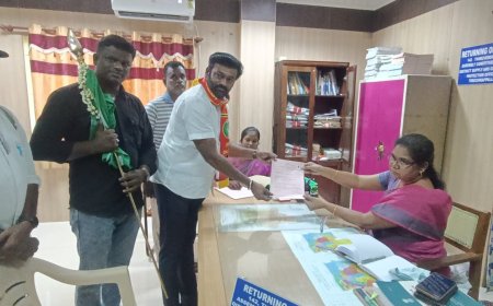 "வேல்' தாங்கி வேட்புமனுதாக்கல் செய்த நாதக வேட்பாளர்