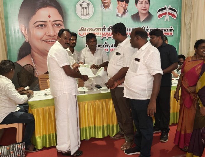 அதிமுகவிலிருந்து விலகி புரட்சித்தாய் சின்னமா அவர்களின் முன்னிலையில் அனைத்து இந்திய புரட்சித்தலைவர் மக்கள் முன்னேற்ற கழகம் இணைந்து  கொண்ட வீரபாண்டி சட்டமன்ற முக்கிய பிரமுகர் சோலைக்குமரன் என்கிற குட்டி