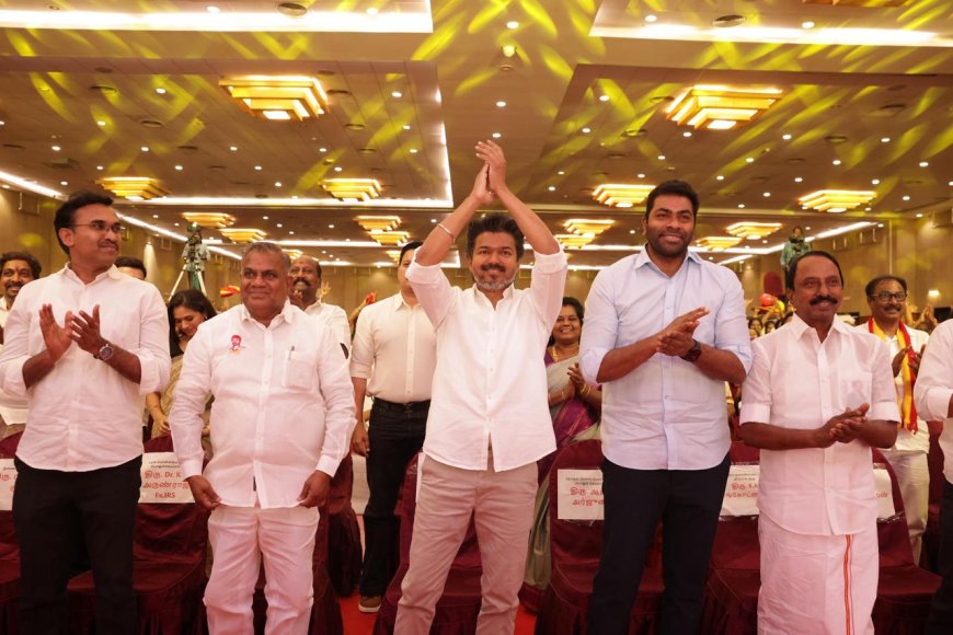 குடும்பத் தலைவிகளுக்கு மாதம் ரூ.2500; கட்டணமின்றி வருடத்திற்கு 6 கேஸ் சிலிண்டர்கள்  - மகாபலிபுரத்தில் விஜய்