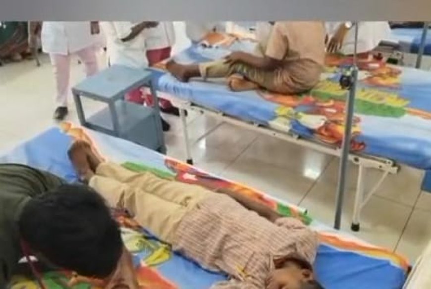 கோவையில் மதிய உணவில் பல்லி : 34 பள்ளி மாணவர்கள் உடல்நலம் பாதிப்பு- பள்ளி முன்பு போலீசார் குவிப்பு