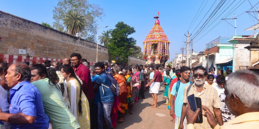 திருவானைக்காவலில் பங்குனித் தேரோட்டம் கோலாகலம்;  சிவாய கோஷம் விண்ணதிர வடம் பிடித்த பக்தர்கள்