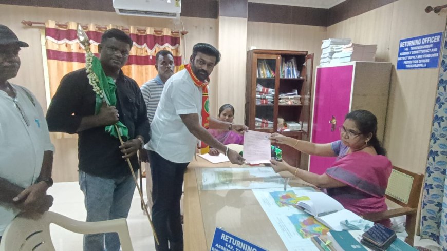 "வேல்' தாங்கி வேட்புமனுதாக்கல் செய்த நாதக வேட்பாளர்