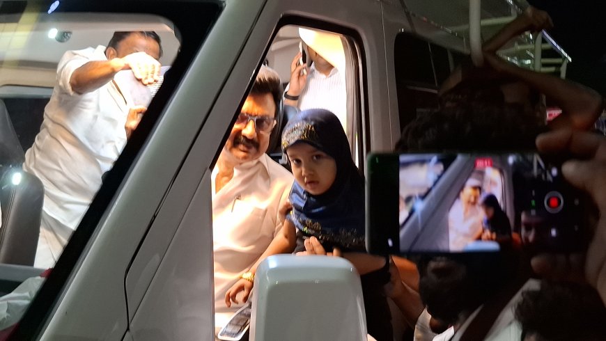 திருச்சி வந்த முதல்வர் ; வரவேற்பு கொடுத்த குழந்தை