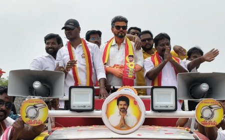 பள்ளிக்கல்வித்துறை அமைச்சரை எதிர்த்து 32 பேர் வேட்புமனு தாக்கல்; விஜய் உருவ பொம்மையுடன் வந்த தவெகவினர் 