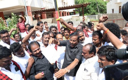 தொகுதி மறுவரையறை மசோதா; கருப்புக் கொடி ஏற்றி போராடிய அமைச்சர்கள்