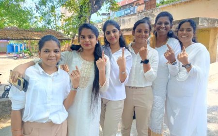 திருச்சி கிழக்கில் ட்ரெண்டிங் ; விஜய் சீருடையில் வாக்களித்த இளசுகள்