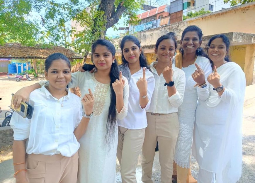 திருச்சி கிழக்கில் ட்ரெண்டிங் ; விஜய் சீருடையில் வாக்களித்த இளசுகள்