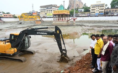 30 ஆண்டுகளுக்கு பிறகு  திருச்சி மலைக்கோட்டை தெப்பக்குளம் தூர் வாரும் பணி; வணிகர் சங்கம் நிதியளிப்பு