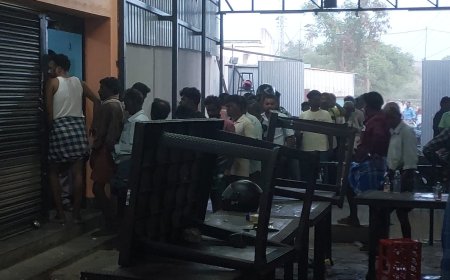 பாட்டிலுக்கு 10 ரூபாய் பாடிய விஜய் ஆட்சியிலும் பாட்டிலுக்கு பத்து ரூபா ; ஊழியர்கள் போராட்டம்: மது பிரியர்கள் கொந்தளிப்பு 