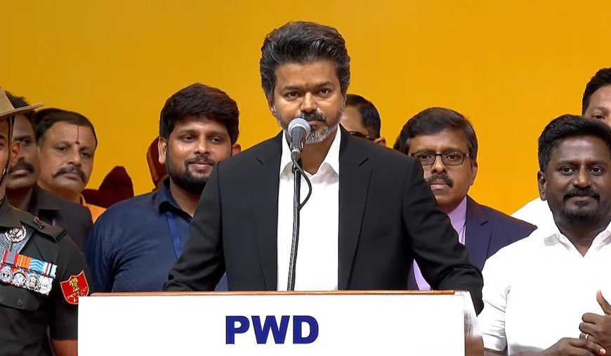 நேரு அரங்கம் அதிர அண்ணா, எம்ஜிஆர் வரிசையில் விஜய், கோட் சூட் உடன் முதல்வராக பதவியேற்பு;