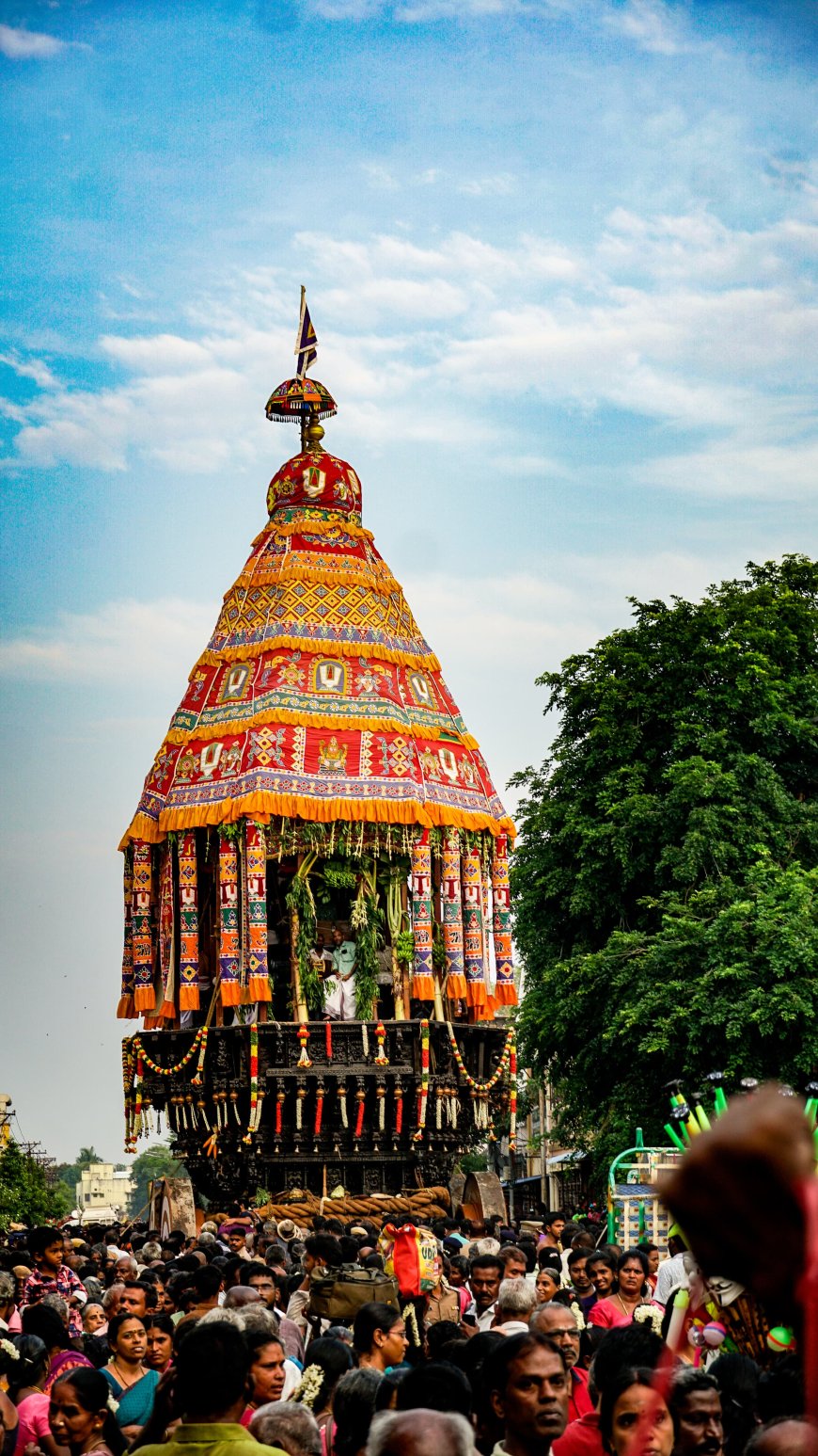 ஸ்ரீரங்கம் ரெங்கநாத சுவாமி திருக்கோயிலில் "ரங்கா ரங்கா" கோஷம் விண்ணதிர விருப்பன் தேரோட்டம் கோலாகலம்