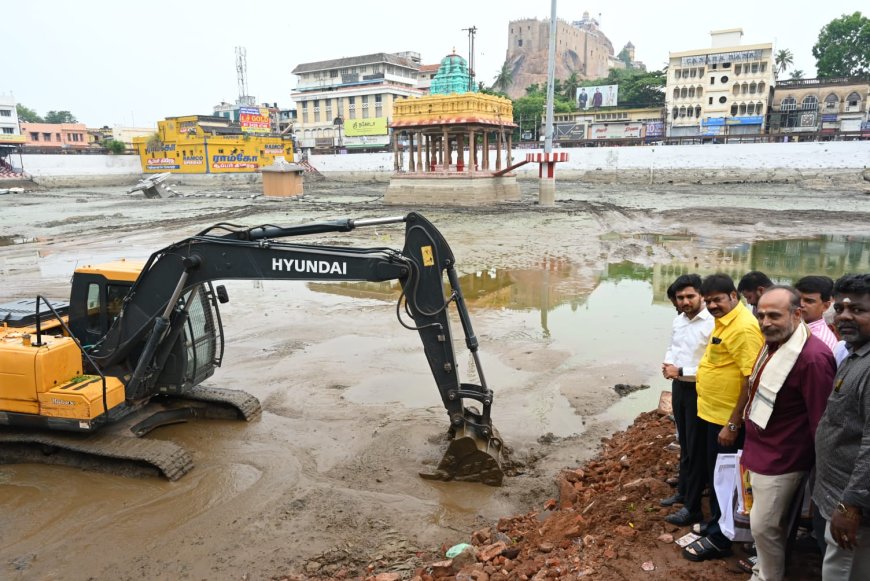 30 ஆண்டுகளுக்கு பிறகு  திருச்சி மலைக்கோட்டை தெப்பக்குளம் தூர் வாரும் பணி; வணிகர் சங்கம் நிதியளிப்பு