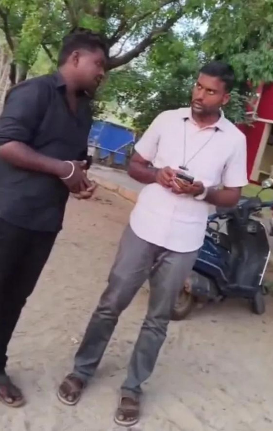 பட்டாவுக்கே 5 ஆயிரம் வாங்குகிறோம், ஐம்பதாயிரம் கொடுங்கள்; மணல் வியாபாரியிடம் விஏஓ பேரம் பேசி லஞ்சம் வாங்கும் காணொளி வைரல்